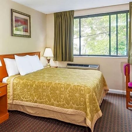 Super 8 By Wyndham Watertown/Cambridge/Boston Area Hotel Exterior photo
