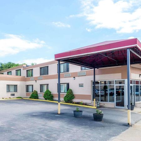 Super 8 By Wyndham Watertown/Cambridge/Boston Area Hotel Exterior photo