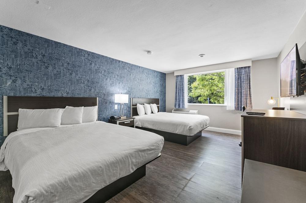 Super 8 By Wyndham Watertown/Cambridge/Boston Area Hotel Exterior photo