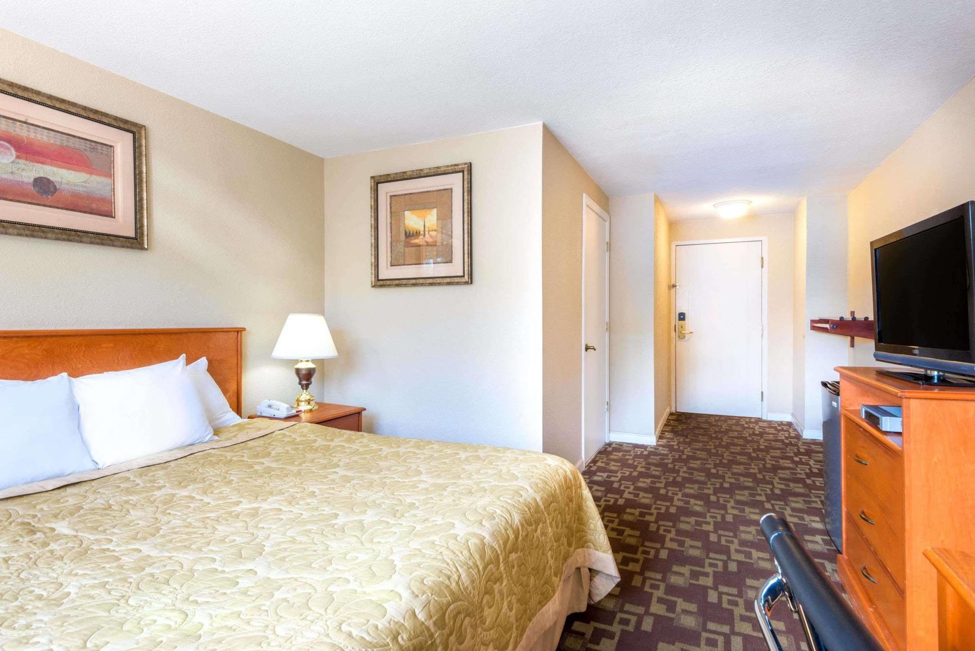 Super 8 By Wyndham Watertown/Cambridge/Boston Area Hotel Exterior photo